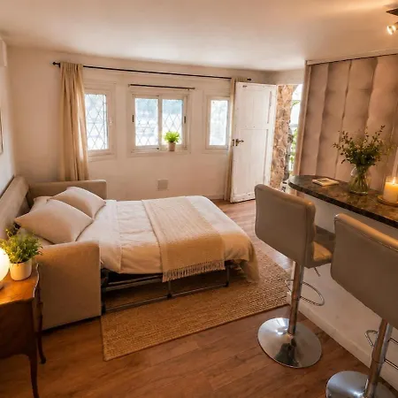 Charme Et Calme A Juan-les-pins - De Prestige